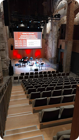 Zicht op de concertzaal en zitplaatsen van Jazzzolder