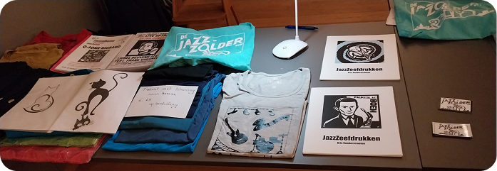 Merchandise van Jazzzolder uitgestald op een tafel
